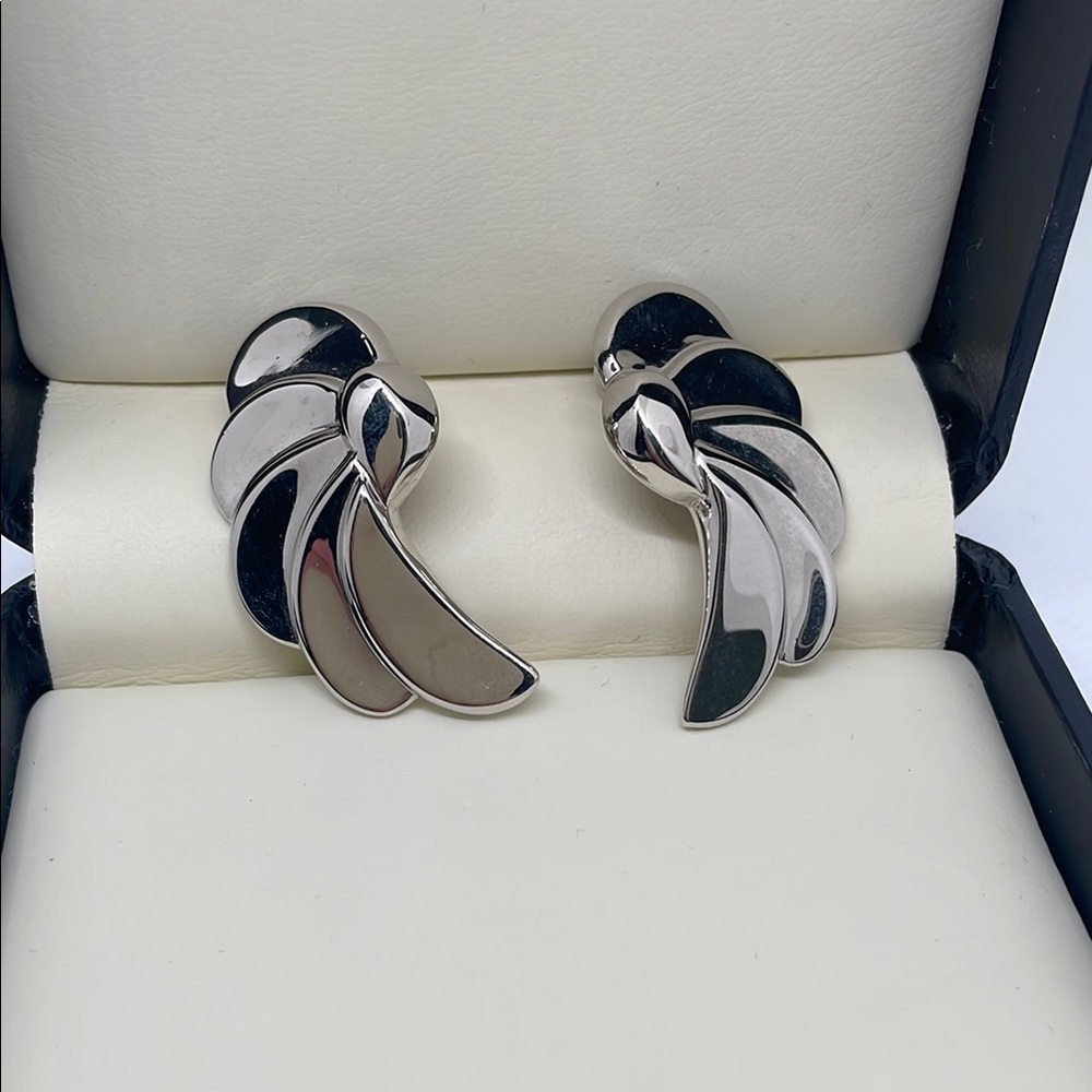 Vintage Jewelry Monet Elegant Silver-Tone Women's Clip On Earrings